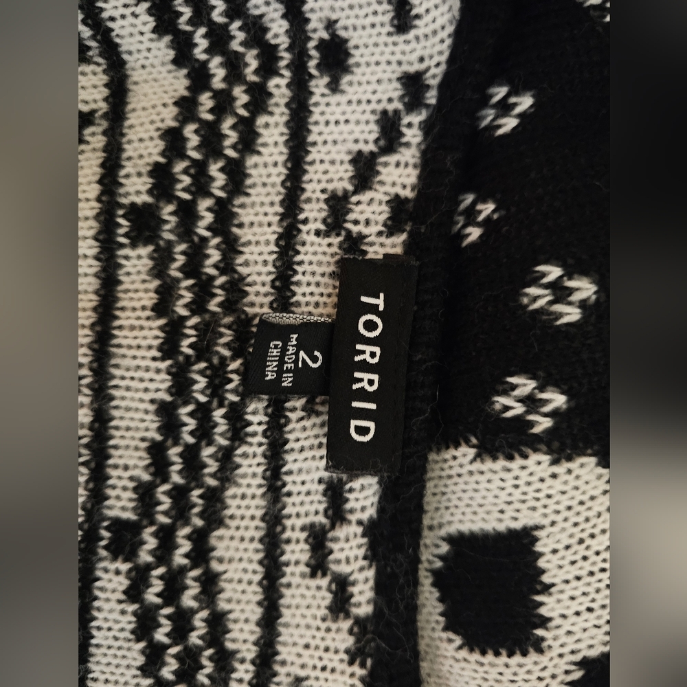 PLUS SIZE - Torrid Black White Skull Fair Isle Nordic Knit Drape Front Cardigan - Picture 3 of 3